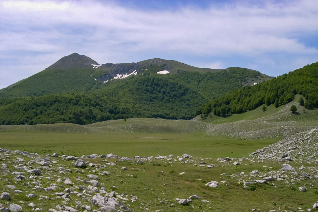 Piano di Toscano con vista sulla cima di Serra Dolcedorme   - Foto di Giuseppe De Vivo